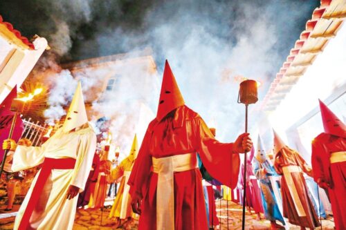 Semana Santa na cidade de Goiás: uma procissão ao passado com os olhos no presente