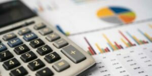 2885314-calculadora-no-grafico-e-papel-grafico-financas-conta-estatistica-analitica-pesquisa-dados-e-negocio-empresa-reuniao-conceito-gratis-foto