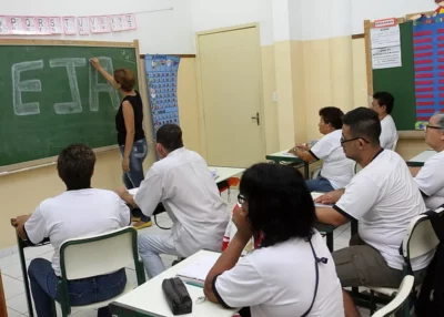 EJA traz oportunidade para jovens e adultos completarem os estudos; aulas acontecem no Lyceu de Goyaz. Veja como se matricular