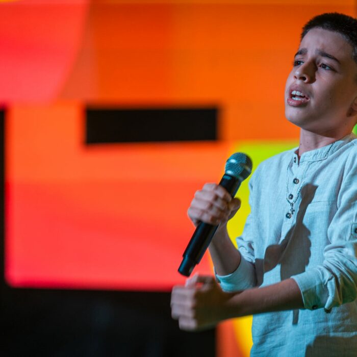 Após The Voice Kids,  Renan é um dos finalistas do Festival Estrelas Kids, na TV Serra Dourada. Final acontece neste domingo (28)