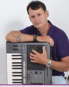 O cantor Luciano Silva se apresenta nesta sexta-feira (18), no Cine Teatro São Joaquim