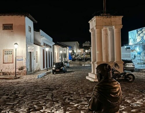 Troca de lâmpadas no Centro Histórico da cidade de Goiás gera controvérsia entre moradores e especialistas