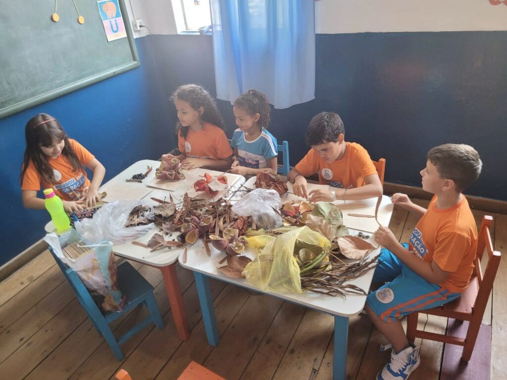 Alunos trabalhando com bioma do cerrado para exposição. (Foto: Alex Pereira)