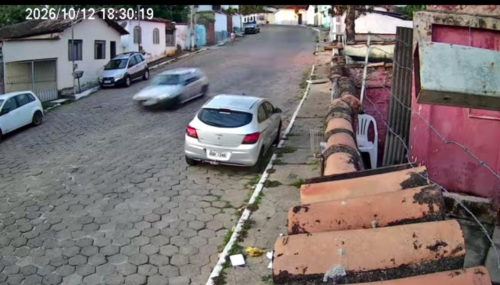 Carro sem motorista desce desgovernado rua e atinge casa