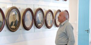 47 ANOS DE DEDICAÇÃO E AMOR: José Filho observa as fotos da galeria de governadores no salão do Palácio Conde dos Arcos - Foto: Karina Carvalho