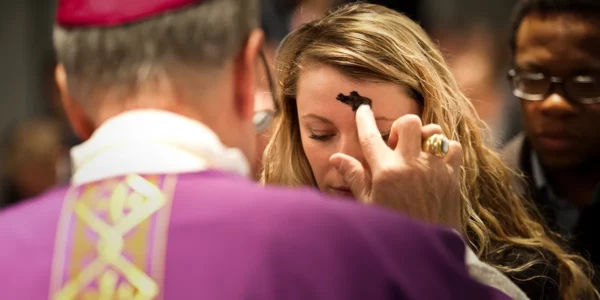 Igreja Católica inicia, nesta Quarta-Feira de Cinzas, período de preparação e reflexão para a Páscoa; entenda o significado e veja onde acontecem celebrações na cidade de Goiás